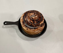 Load image into Gallery viewer, Realistic Faux Cinnamon Roll Decor in 4&quot; Cast Iron Skillet, Artificial Bakery Food Display for Kitchen &amp; Tiered Trays