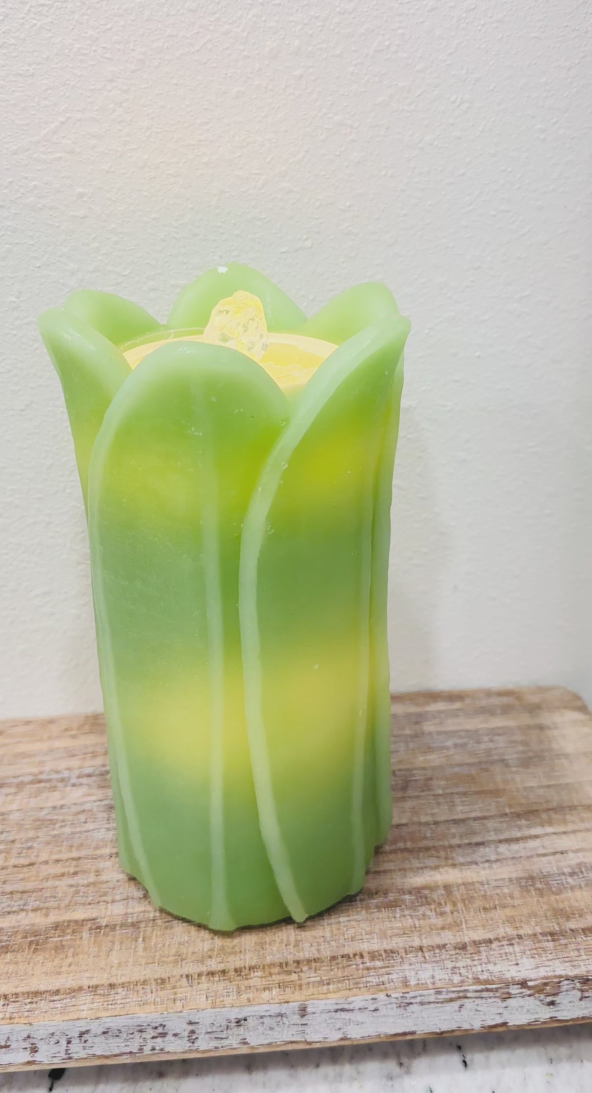 4.75x8 Green Tulip Fountain Candle – LED Bubbling Candle with Remote-LC3260-GRN